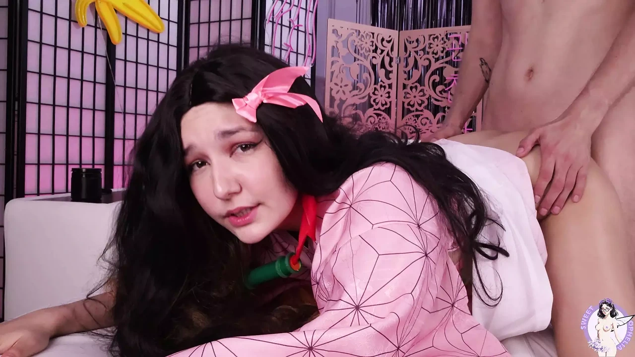 好色的 Nezuko 品尝了一个人类鸡巴