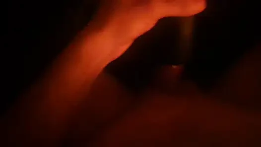 Oyuncakla yatakta yalnız bir gece