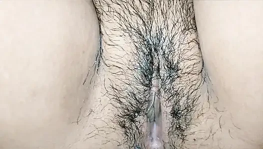 Air dilepaskan dengan menyentuh gadis seksi, bahan untuk bercinta.