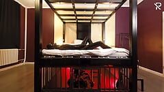 Đêm cao su: nô lệ cao su nằm chặt chẽ trong một cái lồng dưới giường