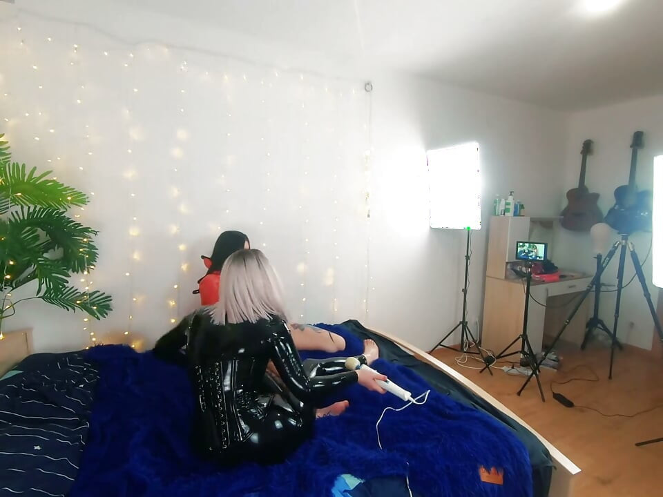 Seks videosu yapan güzel lezbiyen fetiş kızların sahne arkası. Pozitif kadın egemenliği, seks oyunu, lateks deri
