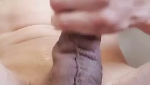 Boşalmak için büyük yarağımı sıvazlıyorum