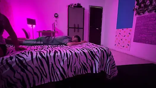 A visit to her friend's apartment ends intensely. episode one