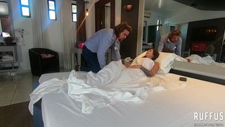 Paciente super caliente golpea al doctor en la habitación del hospital