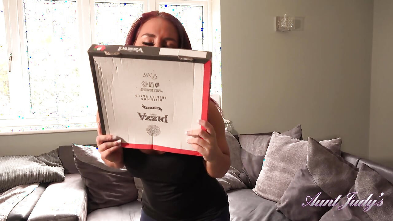 Mosterjudys - Het Rödhårig MILF Jess West - Pizza Leverans POV