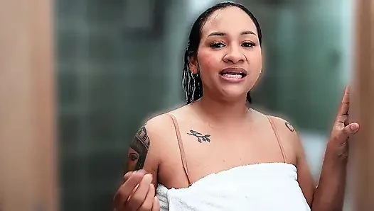 Payudara Besar Brunette Tersentuh Di Bak Mandi Setelah Gym