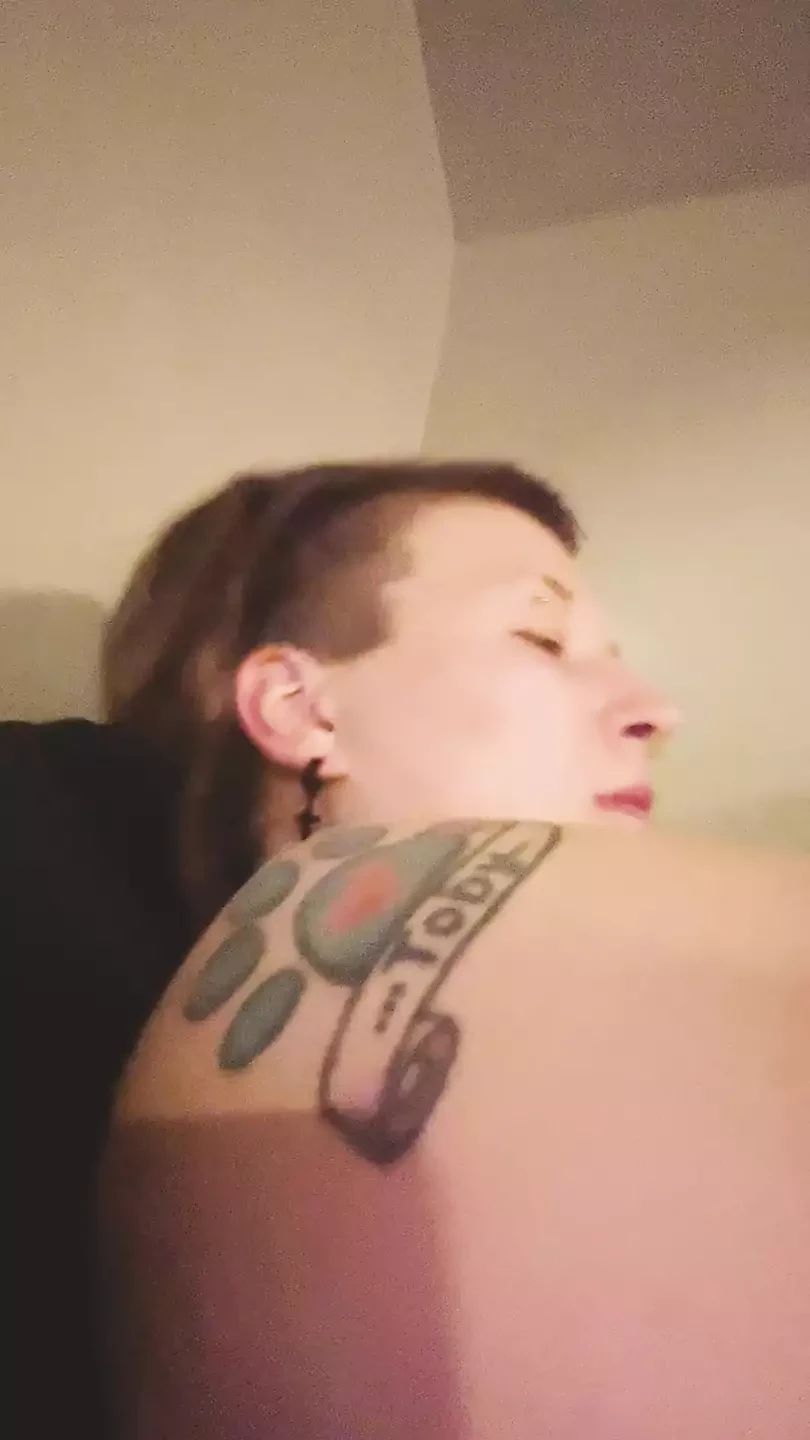 性感的 Tomboy 让她的头发垂下来，给口交并被性交