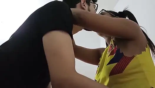 Сводная сестра-брюнетка с большими сиськами и большой задницей колумбийки в Соединенных Штатах продала свое тело ее сводному брату