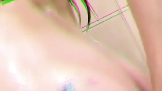 MILF streichelt ihre nasse vagina im badezimmer