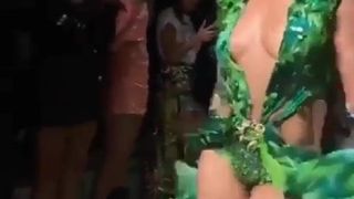 Jennifer lopez穿着轻薄的绿色连衣裙，2019. 01