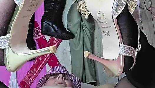 Шлюху на высоких каблуках трахает 12 в магазине