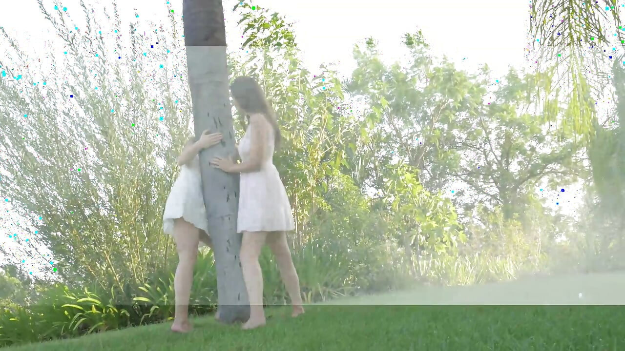 Duas gatas morenas gostosas brincam uma com a outra