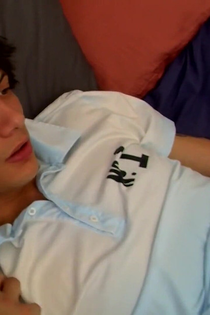 サッカーボーイが荷物を撫でる