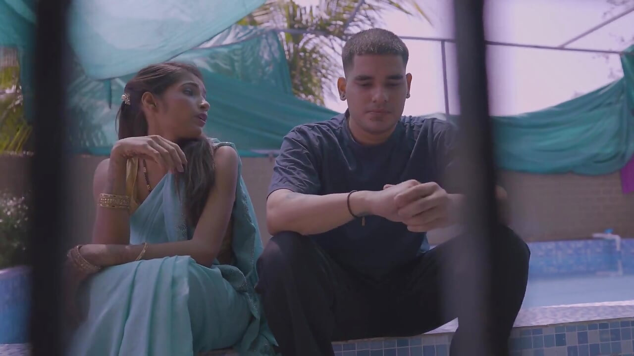 Indiancă Bhabhi sexy zveltă seduce de iubitul ei când era singură stând în balcon