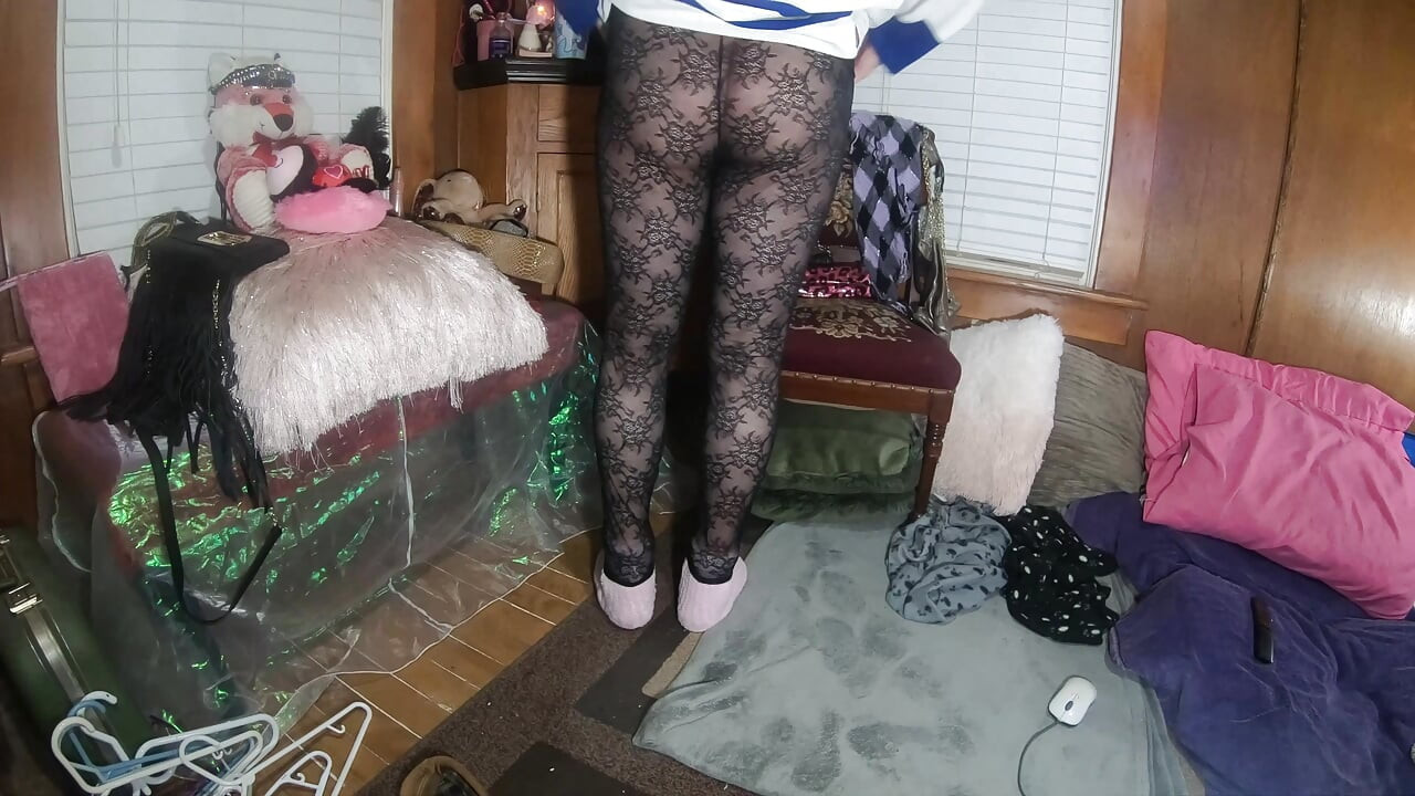 Une jolie t-girl taquine en collants en dentelle avec des chaussettes et un maillot de hockey