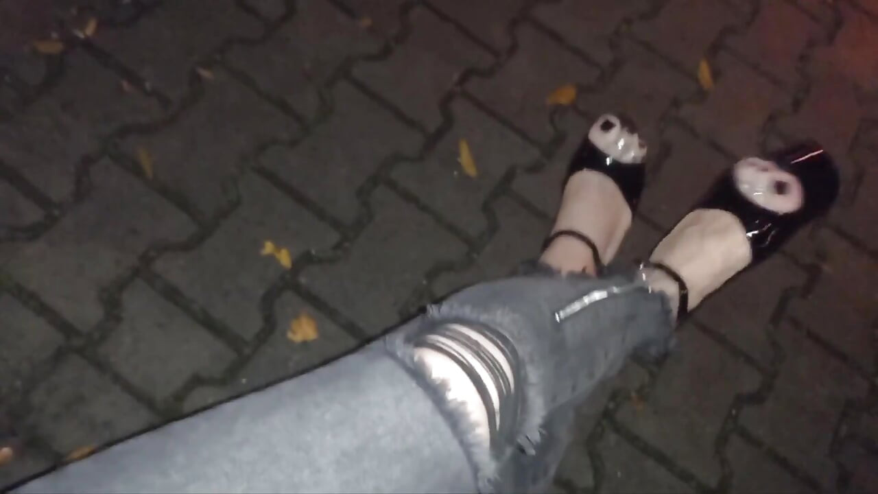 Crossdressing - Striptizeta u štiklama i uske traperice