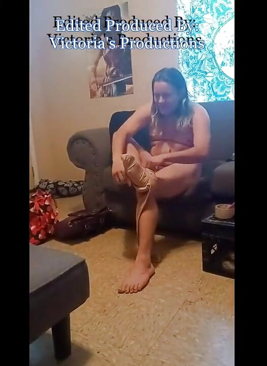 Su primera vez poniéndose la manguera de bragas
