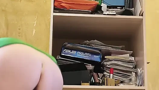 Eine milf wäscht den boden ohne höschen und zeigt ihre haarige muschi.