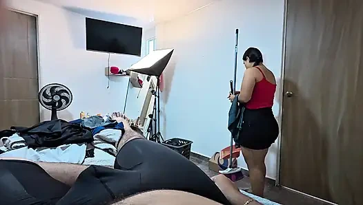 Reife Magd Reitet Den Schwanz Eines 18-jährigen Jungen, Nachdem Sie Ihn Beim Putzen Ständig Geneckt Hat