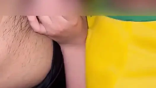 Молодой человек сосёт член и ездит верхом на её парне, который громко кричит от удовольствия