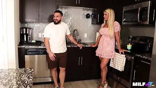 Tante seksi dengan tubuh aduhai lagi asik ngentot sama cowok berotot denise anders