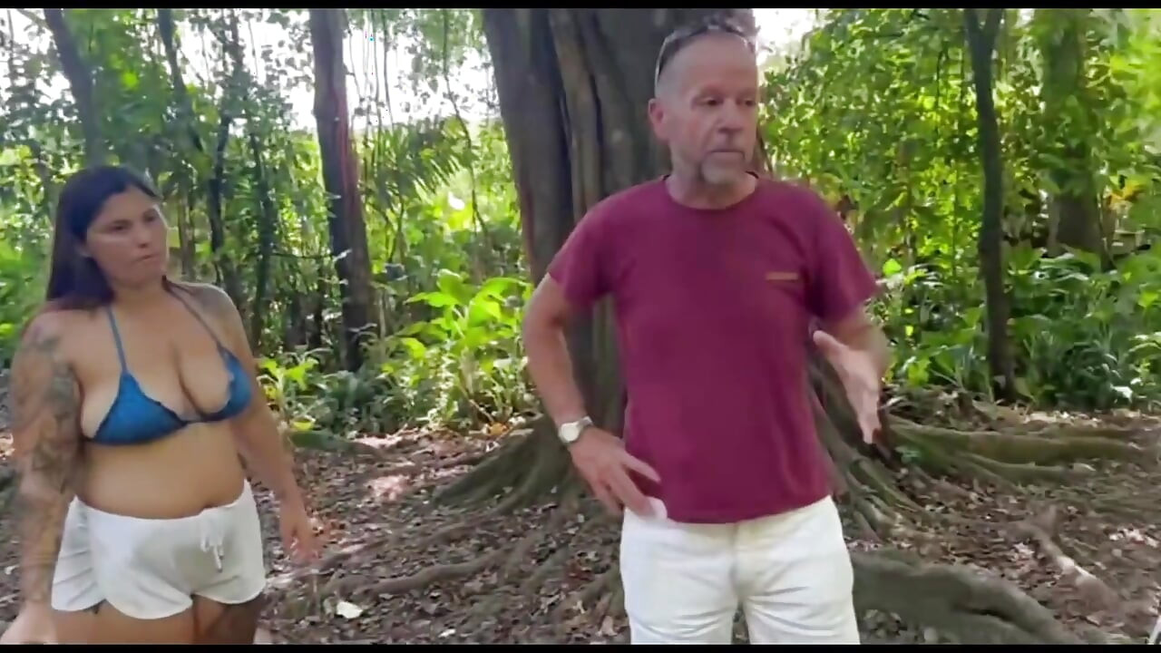 Autio polku kahden brunetin kanssa ison perseen kanssa