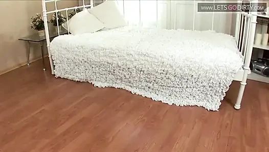 2 genç kız bir dildosunu paylaşıyor