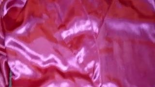 Розовое атласное одеяние