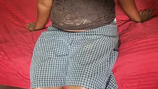 Temizlikçi kadın azgın bayan yatak odasında çok seksi