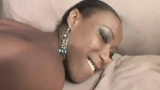 Fransa'dan büyük götlü zenci bebek büyük zenci yarağı tarafından sikiliyor