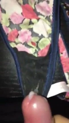 Io sborro in un paio di mutandine sporche