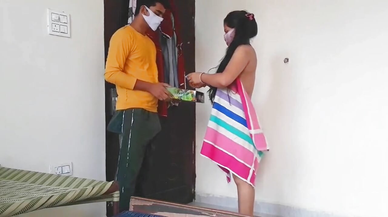 Dostavljač jebe Bhabhi nakon dostave paketa