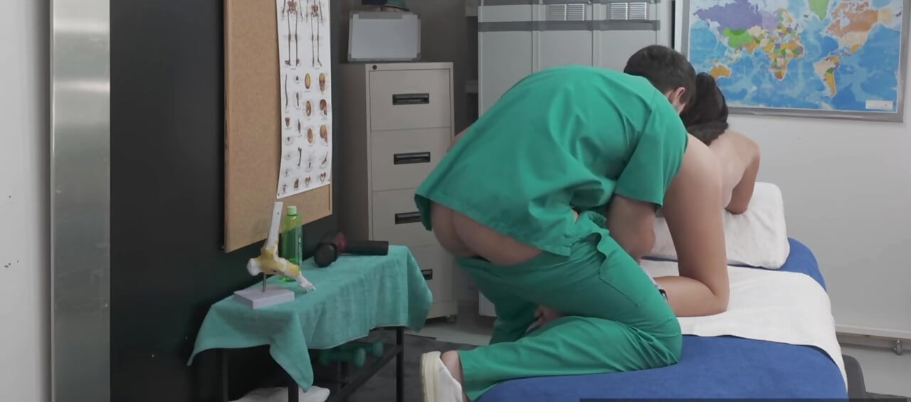 Natürliche latina mit dicken titten, von geiler masseuse gefickt, bekommt drinnen cumshot
