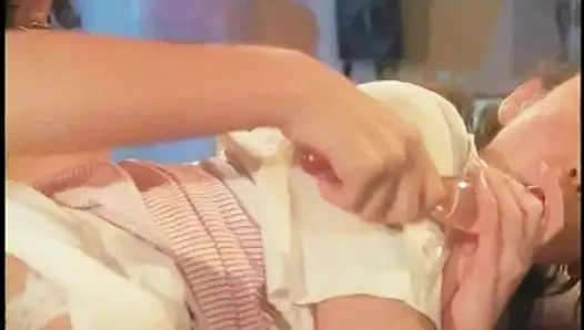 Atemberaubende brünette lesben mit runden titten lecken muschi und spielen mit glasdildo