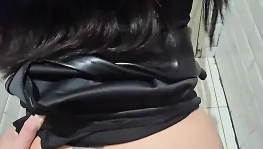 Рискованный настоящий секс в ванной ресторана с горячей парой в любительском видео