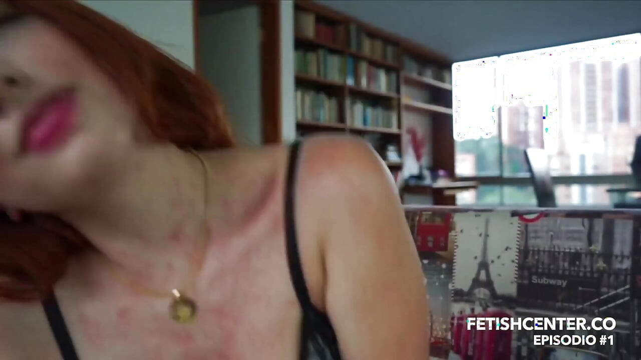 Sensual, Ardiente Y Caliente Entrevista Con Esta Peliroja En El Sofa