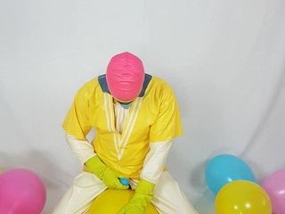 O fetișistă din cauciuc și latex se masturbează pe un balon!