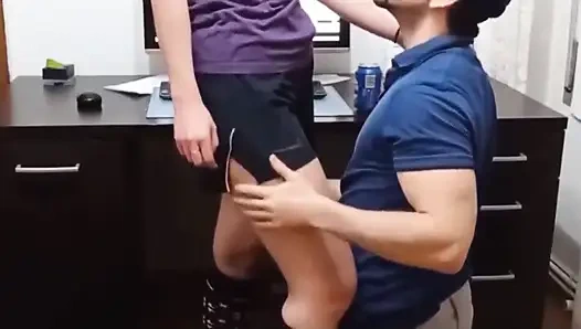 Shanaxnow modeli tesisatçıyı azdırıyor ve o amcığını sikiyor shanaxnow modeli