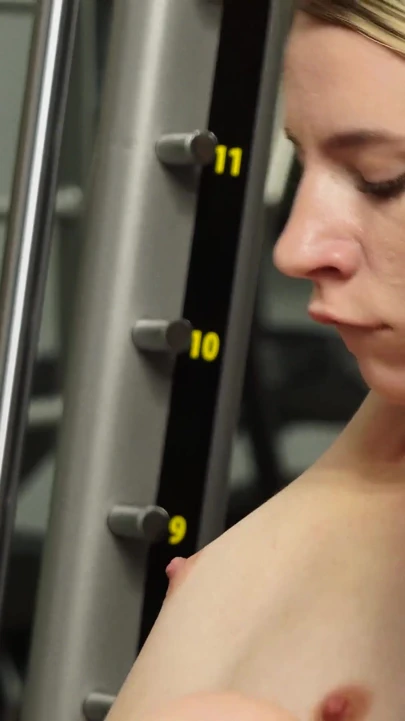 在健身房荡妇身上射精