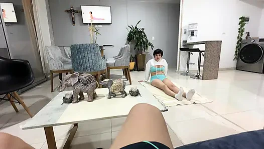 Я смотрю, как моя сводная сестра с большой задницей делает очень сексуальные позы йоги в любительском видео, и я возбуждается, так что я решаю вставить весь мой член в нее