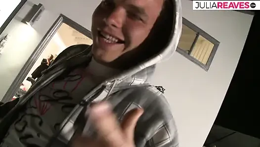 Heißes mädchen bekommt einen massiven mund abspritzen, nachdem sie schwanz hart geritten hat