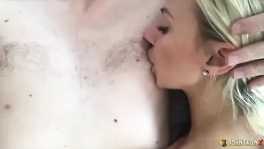 Johntronx - hat eine heiße russische blondine gefickt und ihren hintern signiert