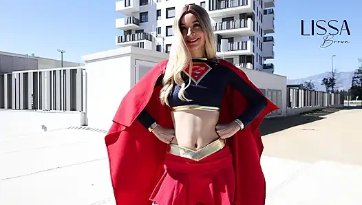 Süper kız kötü adamın inine kandırılıyor, şimdi kaçmalı