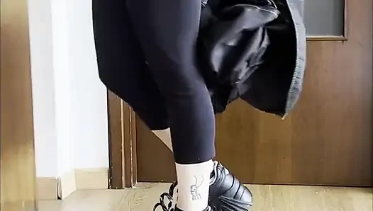 Pulang dari gym, cowok ini memuja kakiku yang berkeringat