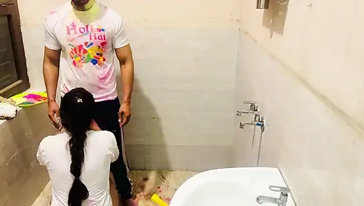 Делал грязную работу с невесткой по Холи, секс под открытым небом