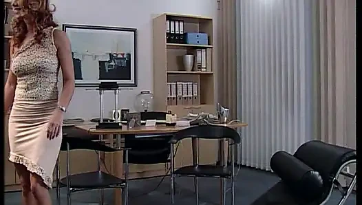 Ateşli sarışın terapist iyi donanımlı bir hastayla iyi sikişiyor