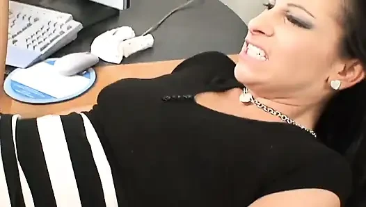 Büyük memeli esmer orta yaşlı seksi kadın ofiste büyük zenci yarağını içine alıyor
