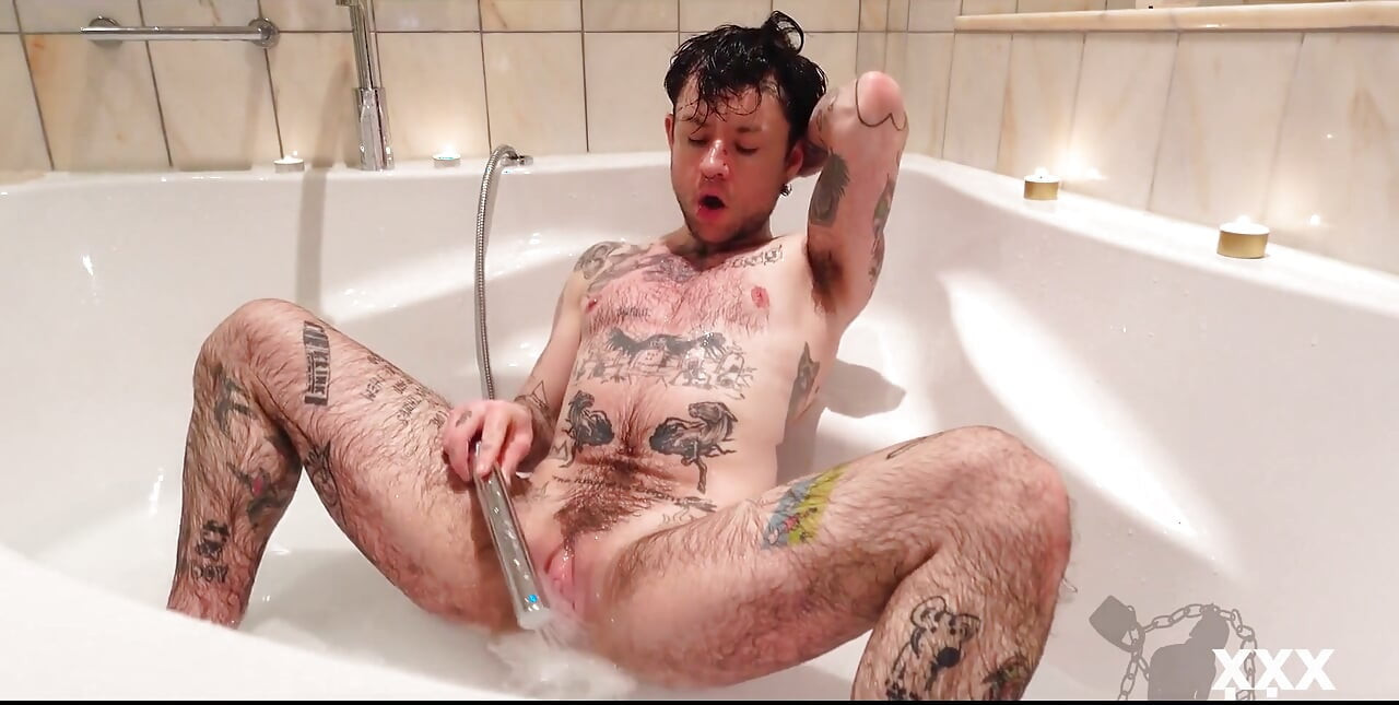 욕조에서 문신을 한 Ftm! 흑인 대물 자지에게 따먹히는 핫한 금발 밀프