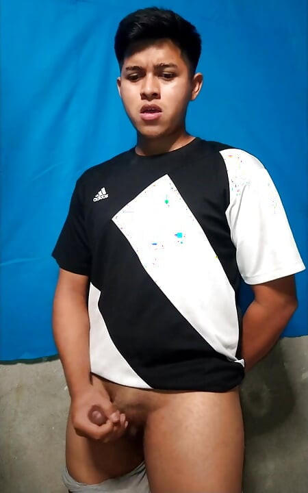 Alan Tokers ช่วยตัวเองในห้องของเขา 2