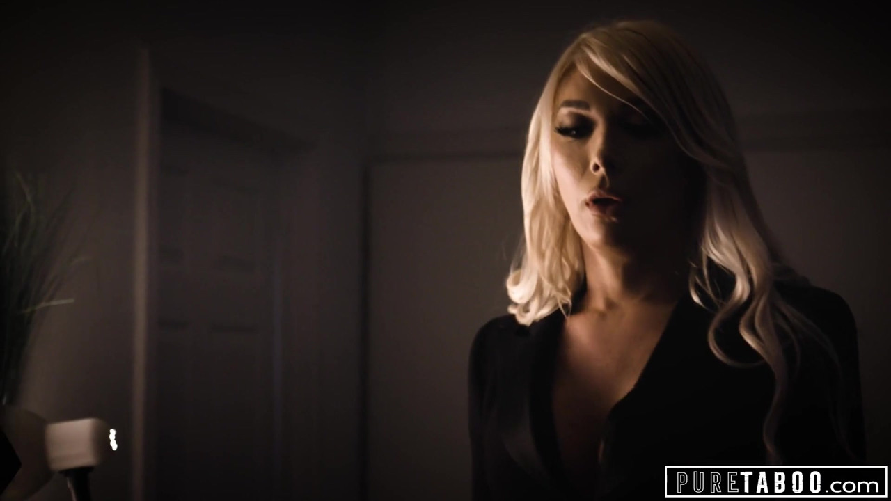 純粋なタブー、セクシートランスガールが悲しみの男をやる